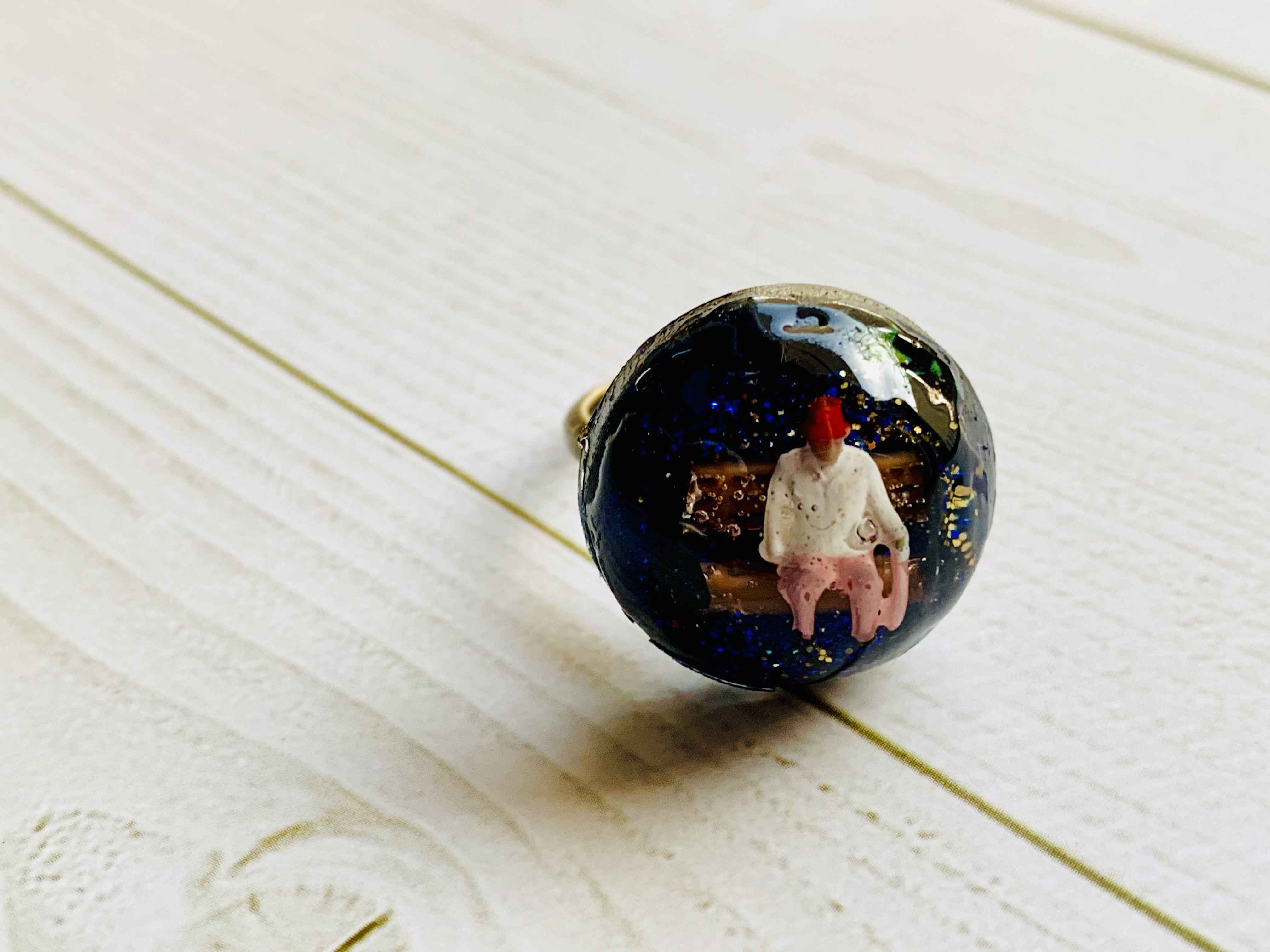 夜空とベンチに座る老人のリング