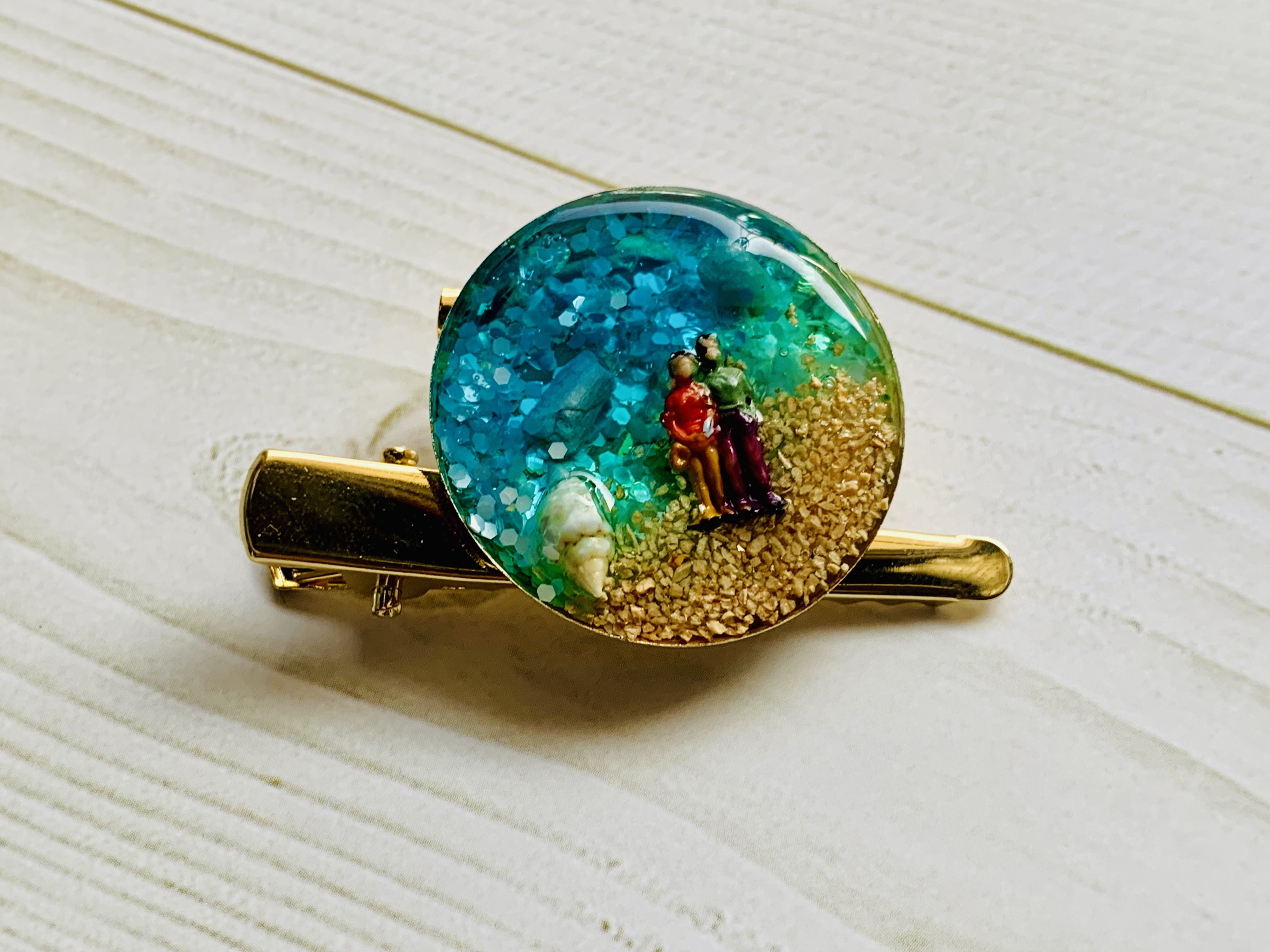 海で2人の記念写真!のブローチ