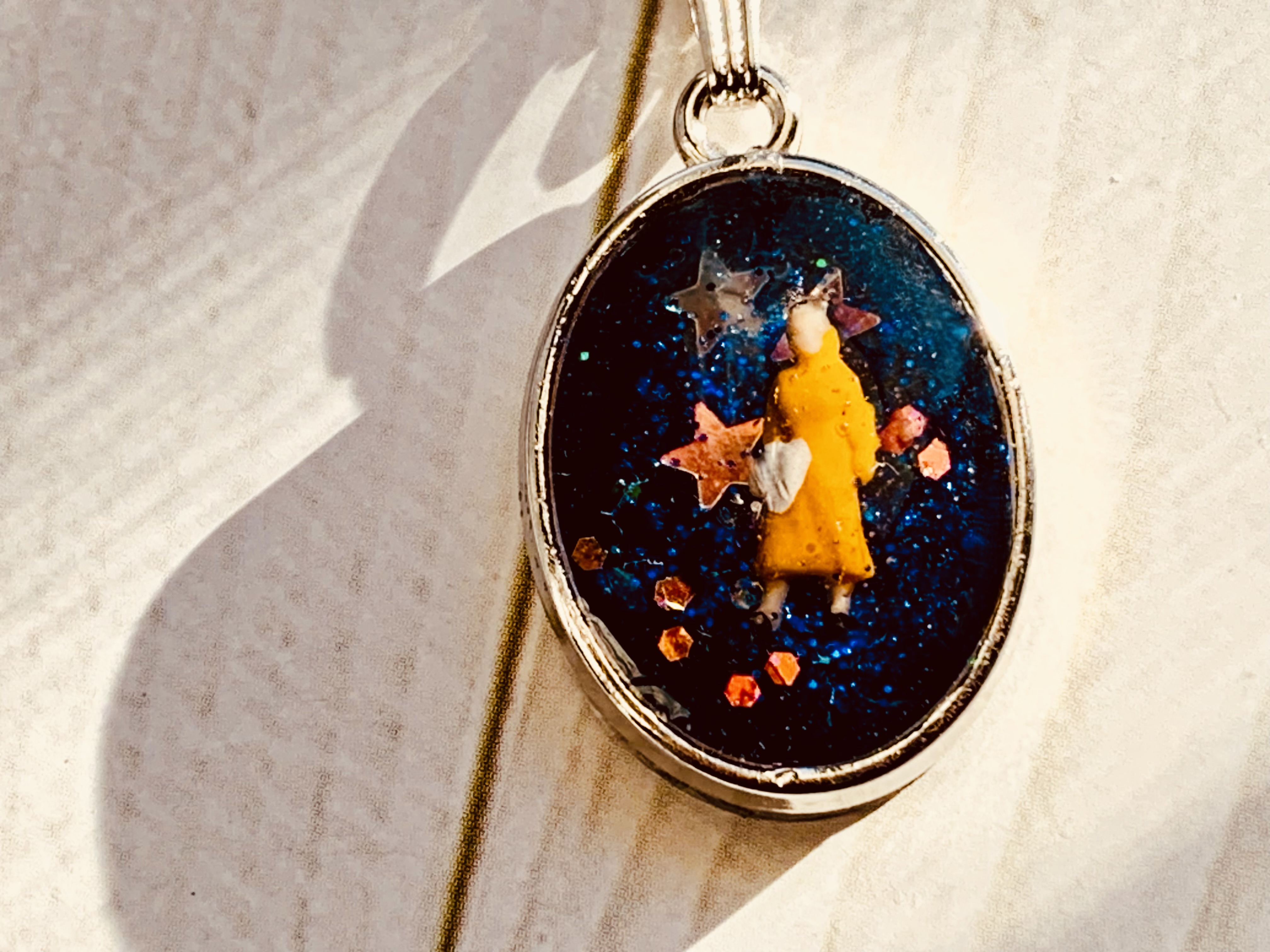 ミニチュアの女性と星空のネックレス(オレンジ)