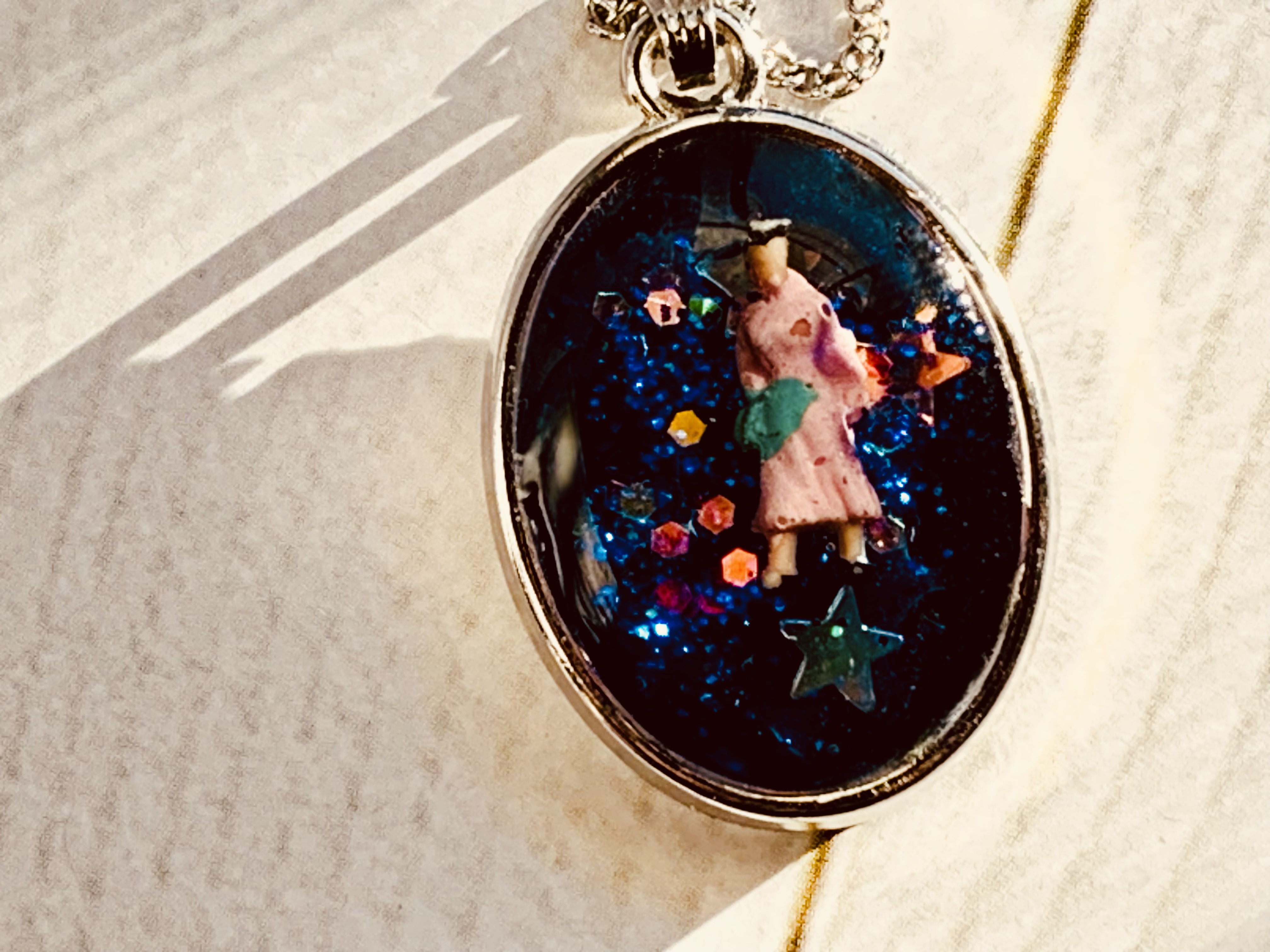 ミニチュアの女性と星空のネックレス(ピンク)